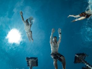 La détente en famille dans la piscine
